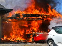 Autobrand slaat over op twee huizen en andere auto
