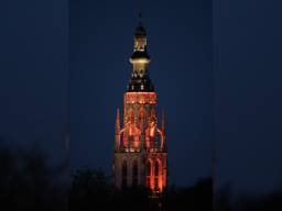 De Grote Kerk in Breda is oranje verlicht (foto: Gemeente Breda). 