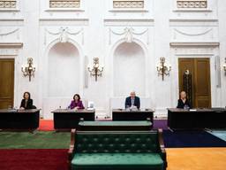 De commissie tijdens de presentatie van het eindverslag (foto: Bart Maat/ANP).