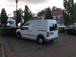 De geparkeerde lokbus (Foto: politie). 