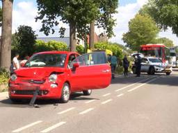 Drie auto's en een scooter botsen kort na elkaar op dezelfde weg