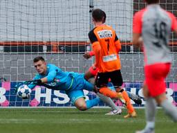 Doelman Nordin Bakker van FC Volendam stopt een Eindhovens schot. (Foto: Orange Pictures)