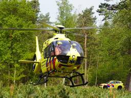 De traumahelikopter in het bos bij Dorst (foto: Jeroen Stuve).