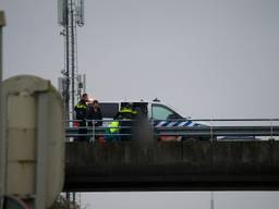 De vrouw hing aan een viaduct boven de A4 (foto: SQ Vision). 