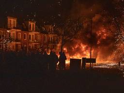 Het in brand steken van sloopauto's rond de jaarwisseling is traditie in Veen (foto: SQ Vision).
