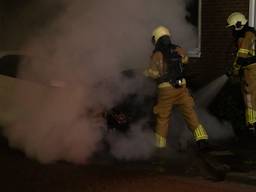 De auto stond aan de voorkant in brand (foto: Christian Traets / SQ Vision).