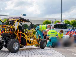 Terwijl de hulpverleners hun werk deden, hield ze de hand van de man vast (foto: Marcel van Dorst / SQ Vision).