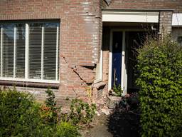 Dronken man rijdt tegen woning aan