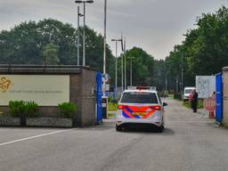 Politie ter plekke bij het azc in Budel (foto: Rico Vogels/SQ Vision).