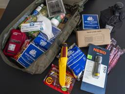 Een voorbeeld van een noodpakket (foto: ANP).