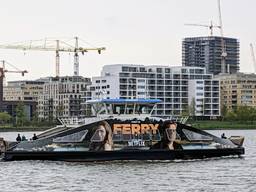 'D'n Ferry' vaart nu ook door Amsterdam (Foto: Alex Tanner) 