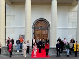 Met hun bordesfoto hopen de ondernemers de bestuurders in Den Haag te bereiken (foto: Martine van Dommele).