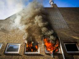 Uitslaande brand bij stomerij in dorpscentrum, meerdere panden ontruimd