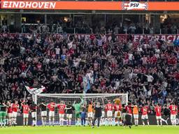 PSV-spelers vieren de overwinning op AZ met de fans (foto: ANP/Ed van de Pol). 