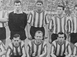 Horst Nussbaum rechts naast de keeper op 22 augustus 1965 met PSV in de Kuip