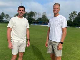 Jeroen (l) en Matthijs op het voetbalveld waar hun huizen gebouwd gaan worden. (foto: Agnes van der Straaten)