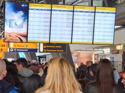 Veel reizigers in afwachting van informatie over hun vlucht (archieffoto: Noël van Hooft).