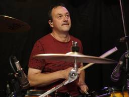 Drummer Ronny Immers van Off Limits is blij dat hij weer kan repeteren (foto: Jos Verkuijlen)