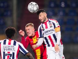 Pol Llonch wint een kopduel in de wedstrijd tegen Go Ahead Eagles (foto: Orange Pictures).
