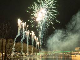 Vuurwerk bij de Piushaven in Tilburg (foto: Harold Spierenburg).