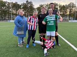 Antoinette Koolen en de verschillende spelers van GSBW (foto: Pieter Soethout).