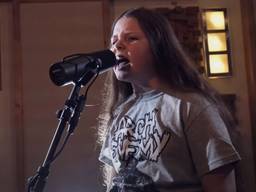 Nova Huijben grunt haar eerste heavy metal-nummer.