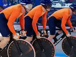 Roy van den Berg, Harrie Lavreysen en Jeffrey Hoogland in actie tijdens kwalificatie teamsprint (foto: ANP).