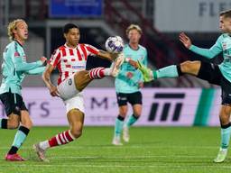 Richonell Margaret in het shirt van TOP Oss in duel  met Bryan van Hove van Helmond Sport (foto: Orange Pictures).