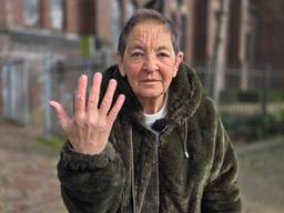 Joke Heyne (74) werd op klaarlichte dag beroofd van haar sieraden (foto: Noël van Hooft).