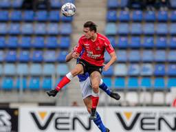 Boyd Reith (Helmond Sport) werkt de bal weg (foto: Orange Pictures).