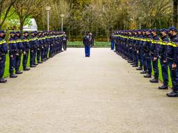 Een erehaag van vijftig agenten (foto: Dave Hendriks / SQ Vision).