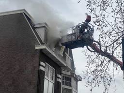 De brandweer is met een hoogwerker aanwezig in Breda (foto: Perry Roovers/SQ Vision).