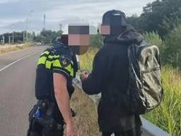 Man loopt langs autoweg (foto: Politie).