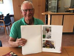 Jos van Orsouw met een plakboek over zijn tijd bij Organon (foto: Imke van de Laar).