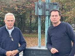 Anton en zijn zoon Edgar Kotte (rechts) voor het MH17-monument in Eindhoven