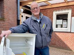 Wim de Rijck bij het leeggeroofde voedselkastje (foto: Erik Peeters).