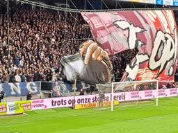 Groot spandoek van Willem II scheurt.