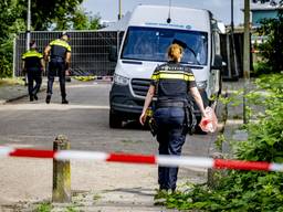 Een gebied rondom de plek waar de vrouw werd gevonden, werd snel afgezet (foto: ANP).
