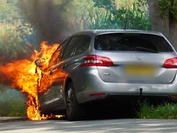 Bestuurder ontsnapt op tijd uit brandende auto