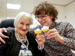 Teun Toebes met een bewoonster nadat hij Brabander van het Jaar werd (archieffoto).