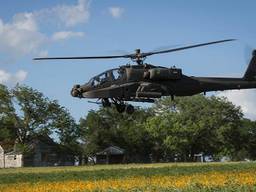 Een Apache-gevechtshelikopter bezig met een training ( foto Defensie) 