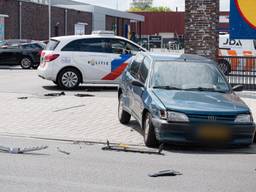 De automobilist ramde de politieauto (foto: Jack Brekelmans / SQ Vision Mediaprodukties).