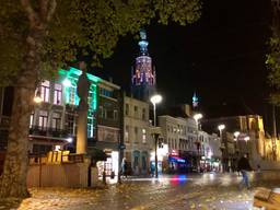 Over de Grote Markt in Breda klonken maandagavond vijf klokken om Kristallnacht te herdenken. (foto: Raoul Cartens)