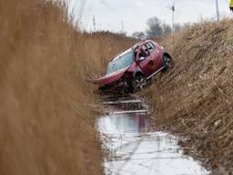 Automobilist rijdt sloot in en overlijdt