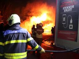 De brandweer blust weer een autobrand in Veen