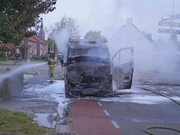 Bestelbus vat vlam in Budel, geiten uit trailer gered