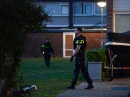 Er werd geschoten naar voetballende mensen op een grasveld aan de Meerhoutstraat in Breda (foto: Perry Roovers). 