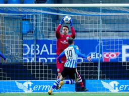 Keeper Wouter van der Steen (FC Den Bosch) plukt de bal voor Joey Sleegers weg (Foto: Orange Pictures). 