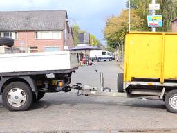 Twee auto's blokkeren de straat en het midden wordt vrolijk koffie gedronken (Foto: Omroep Brabant). 