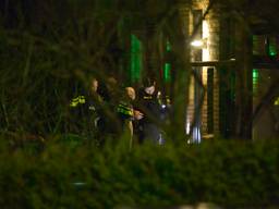 Agenten kwamen massaal naar de Abeelstraat in Breda na de melding van de schietpartij (foto: Perry Roovers/SQ Vision).